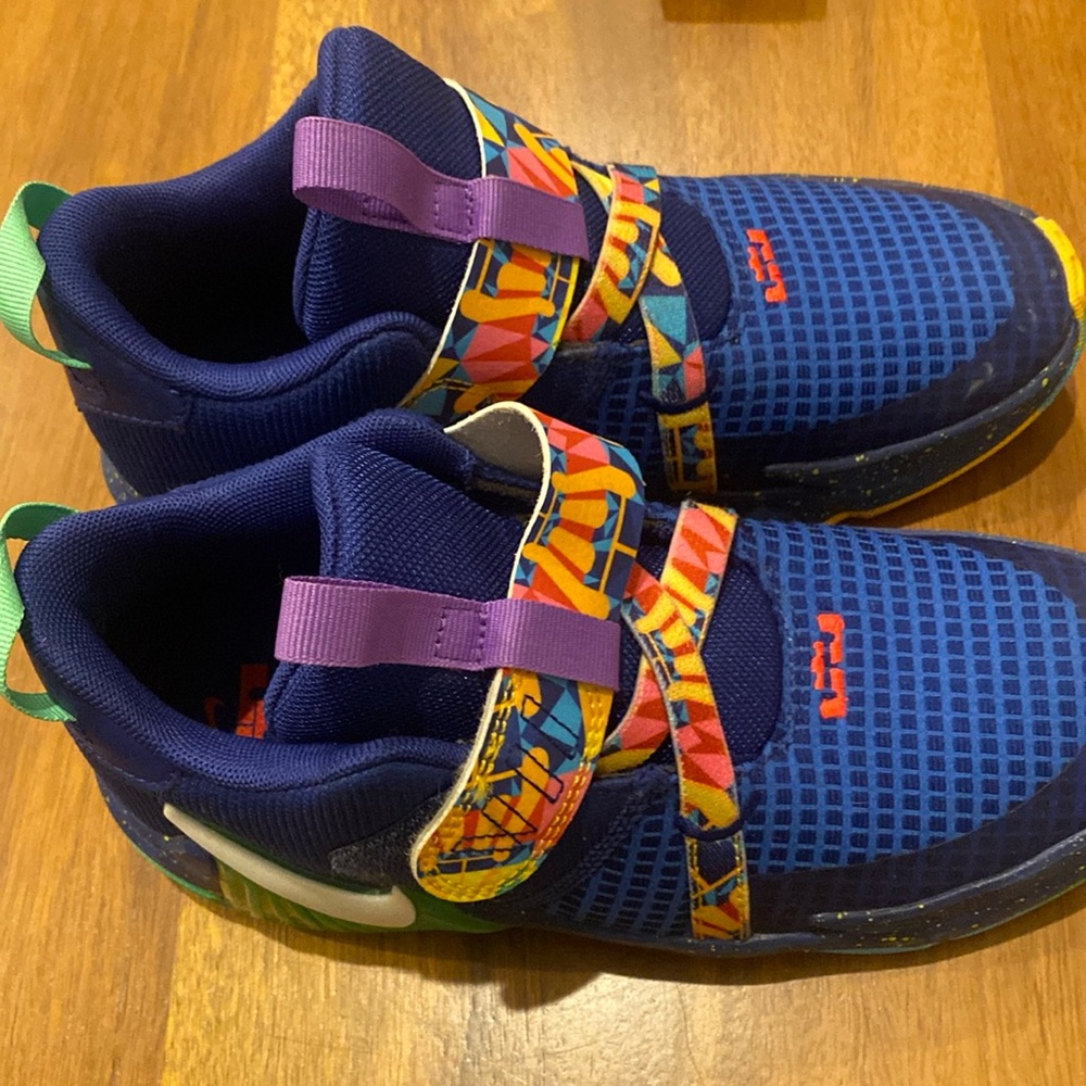 Nike Lebron Witness VII big kid 3Y like new !!!